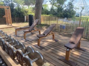 Mobilier sportif en bois signé Sunset Fitness
