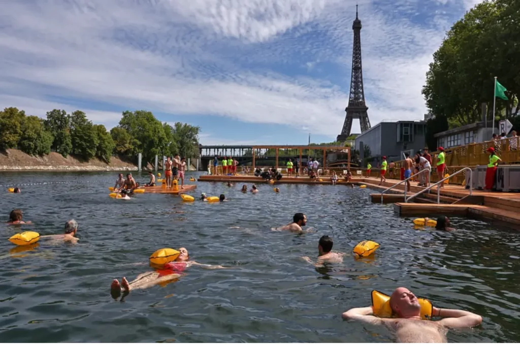 Élément en bois local non traité (robinier) fabriqué par Favre Technics pour l’aménagement du site de baignade de Paris-Grenelle