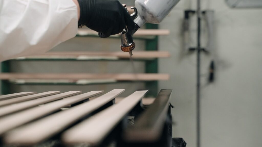 Favre Technics réalise le vernissage industriel éco-responsable de pièces techniques, aluminium et supports usinés dans son atelier de l’Ain.