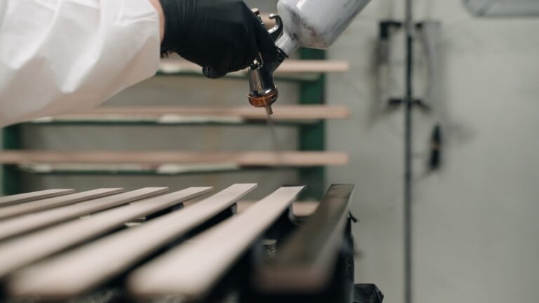 Favre Technics réalise le vernissage industriel éco-responsable de pièces techniques, aluminium et supports usinés dans son atelier de l’Ain.