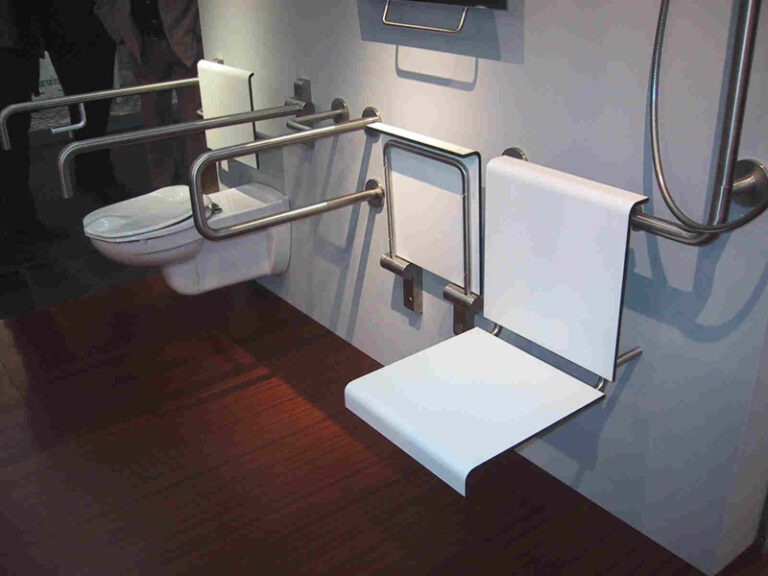 Équipement sanitaire en compact HPL postformé