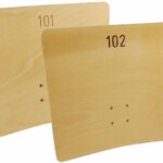 Dossiers de fauteuils numérotés en CP cintré. Marquage par gravure mécanique. Dossiers de fauteuils numérotés en CP cintré. Marquage par gravure mécanique.