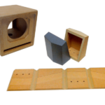 Deux modèles d’enceintes acoustiques assemblées par pliage du bois. Deux modèles d’enceintes acoustiques assemblées par pliage du bois.