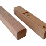 Manchettes d’accoudoirs en sipo. Pose de 2 inserts métal filetés. Manchettes d’accoudoirs en sipo. Pose de 2 inserts métal filetés.