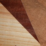 Un placage d’essences fines (3 bois différents). Un placage d’essences fines (3 bois différents).
