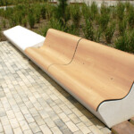 Banc extérieur en compact HPL postformé. Banc extérieur en compact HPL postformé.