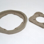 Flasques usinées en MDF teinté dans la masse. Flasques usinées en MDF teinté dans la masse.