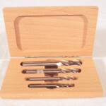 Écrin sur mesure pour forets, mèches, tarauds, alésoirs et autres petits outils. Écrin sur mesure pour forets, mèches, tarauds, alésoirs et autres petits outils.