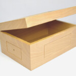 Coffret folding hêtre verni, avec zones prévues pour incrustation de pièces cuir et métal. Coffret folding hêtre verni, avec zones prévues pour incrustation de pièces cuir et métal.