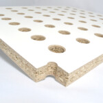 Perçages multiples dans un panneau de particules (aggloméré) mélaminé. Perçages multiples dans un panneau de particules (aggloméré) mélaminé.