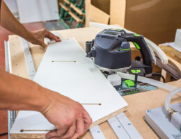 Placage de chants droits ou courbes sur  pièce usinée en bois ou mélaminé. Placage de chants droits ou courbes sur pièce usinée en bois ou mélaminé.