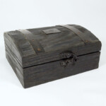 Coffret bois avec couvercle bombé - Pin de Caroline massif teinté noir Coffret bois avec couvercle bombé - Pin de Caroline massif teinté noir