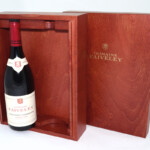 Coffret bois massif avec calage intérieur amovible (bois-mousse). Coffret bois massif avec calage intérieur amovible (bois-mousse).