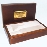 Coffret bois massif teinté-verni, plaque de marque encastrée en métal et intérieur thermoformé. Coffret bois massif teinté-verni, plaque de marque encastrée en métal et intérieur thermoformé.