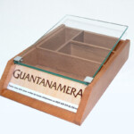 Ramasse-monnaie publicitaire en hêtre massif, dessus en verre monté sur pivots. Ramasse-monnaie publicitaire en hêtre massif, dessus en verre monté sur pivots.