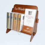 Présentoir de livres en hêtre massif teinté et verni. Livré à plat. Sérigraphie 1 couleur. Présentoir de livres en hêtre massif teinté et verni. Livré à plat. Sérigraphie 1 couleur.