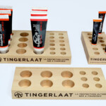 Panneau hêtre lamellé-collé. Perçages différents diamètres et sérigraphie. Panneau hêtre lamellé-collé. Perçages différents diamètres et sérigraphie.