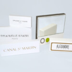 Rappels de marque. Base MDF, laquage blanc satiné et brillant. Sérigraphie et miroir. Rappels de marque. Base MDF, laquage blanc satiné et brillant. Sérigraphie et miroir.