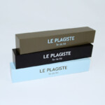 Rappels de marque. Base MDF, laques et sérigraphie couleurs (encres selon PANTONE). Rappels de marque. Base MDF, laques et sérigraphie couleurs (encres selon PANTONE).