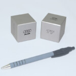 Petits cubes de 50mm de côté. Laque métallisée selon RAL et sérigraphie noire. Petits cubes de 50mm de côté. Laque métallisée selon RAL et sérigraphie noire.