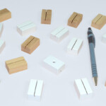 Mini-socles rainurés. Finition naturelle et laque blanc. Mini-socles rainurés. Finition naturelle et laque blanc.