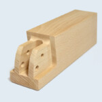 Détail d'usinage d'une manchette en hêtre massif. Détail d'usinage d'une manchette en hêtre massif.