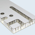 Panneau sandwich, noyau structure nid d’abeilles et peaux en aluminium pré-laqué. Panneau sandwich constitué d’un noyau structure nid d’abeilles et de deux peaux en aluminium pré-laqué.