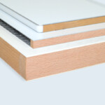 Panneaux nid d’abeilles avec alaises intégrées plastique et bois massif. Panneaux nid d’abeilles avec alaises intégrées plastique et bois massif.