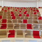 Coques de siège en contreplaqué hêtre installées sur site, vue d'ensemble. Coques de siège en contreplaqué hêtre installées sur site, vue d'ensemble.