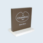 Réalisation en MDF. Laques blanc et couleur Pantone. Marquage sérigraphie. Réalisation en MDF. Laques blanc et couleur Pantone. Marquage sérigraphie.