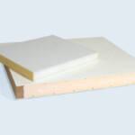 Double peau PVC et âme isolante en mousse polyuréthane. Chants plaqués et alaisés. Panneaux sandwich double peau PVC et âme isolante en mousse polyuréthane. Chants plaqués et alaisés.
