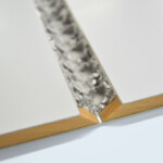 Détail, avant pliage, d’un panneau nid d’abeilles avec alaise en bois massif. Détail, avant pliage, d’un panneau nid d’abeilles avec alaise en bois massif.