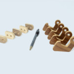 Butées et crochets en contreplaqué bouleau, replaqués noyer. Butées et crochets en contreplaqué bouleau, replaqués noyer.