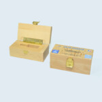 Boîte outillage en hêtre lamellé-collé usiné dans la masse, impression numérique. Boîte outillage en hêtre lamellé-collé usiné dans la masse, impression numérique.