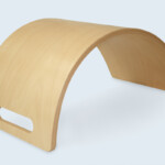 Pièce de mobilier en contreplaqué cintré et verni. Pièce de mobilier en contreplaqué cintré et verni.