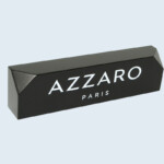 Rappel de marque en MDF laqué noir satiné. Impression numérique blanc. Rappel de marque en MDF laqué noir satiné. Impression numérique blanc.