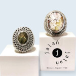 Rappel de marque - podium pour bijou en MDF laqué blanc satiné, sérigraphie noire. Rappel de marque - podium pour bijou en MDF laqué blanc satiné, sérigraphie noire.