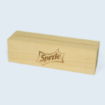 Socle rainuré en hêtre massif, finition brute (non verni) et gravure laser (210x60xH60mm) Socle rainuré en hêtre massif, finition brute (non verni) et gravure laser (210x60xH60mm)