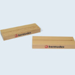 Socle rainuré en hêtre massif, finition vernis incolore satiné et impression numérique. Socle rainuré en hêtre massif, finition vernis incolore satiné et impression numérique.