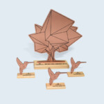 Socles en hêtre massif verni et formes en Dibond décor cuivre. Tous textes et traits : impression numérique noire. Socles en hêtre massif verni et formes en Dibond décor cuivre. Tous textes et traits : impression numérique noire.