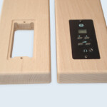 Manchettes d'accoudoirs percées pour insertion d'un boîtier de commande électronique. Manchettes d'accoudoirs percées pour insertion d'un boîtier de commande électronique.