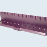 Présentoir en panneau de fibres de bois coloré dans la masse (Valchromat©), vernis incolore. Présentoir en panneau de fibres de bois coloré dans la masse (Valchromat©), vernis incolore.