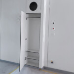 Panneaux d'habillage mural et placard intégré en compact HPL antibactérien. Panneaux d'habillage mural et placard intégré en compact HPL antibactérien.