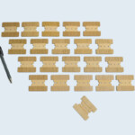 Mini-supports pour présentoir à couteaux en contreplaqué replaqué chêne. Mini-supports pour présentoir à couteaux en contreplaqué replaqué chêne.