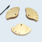 Poignée technique en bois, assemblage tête-bêche de deux pièces évidées. Poignée technique en bois, assemblage tête-bêche de deux pièces évidées.