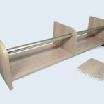 Étagère panneau nid d'abeilles, peaux aluminium et stratifié. Assemblage par collage, placage de chant courbe. Étagère panneau nid d'abeilles, peaux aluminium et stratifié. Assemblage par collage, placage de chant courbe.