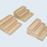 Présentoir en escalier, lamellé-collé hêtre. Usinage CN, finition brute, Présentoir en escalier, lamellé-collé hêtre. Usinage CN, finition brute,