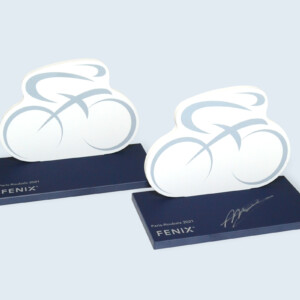 Trophée sponsor course cycliste Paris-Roubaix 2021. Réalisation en FENIX® et gravure laser. Trophée sponsor course cycliste Paris-Roubaix 2021. Réalisation en FENIX® et gravure laser.