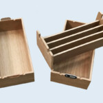 Coffret de rangement en CP fromager replaqué chêne ép.5mm. Compartimentage et insertion d'une plaque métal avec logo.