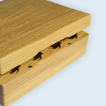 Boîte en chêne usinée dans la masse. Fermeture par fermoirs magnétiques avec onglet d'ouverture. Charnières cylindriques. Boîte en chêne usinée dans la masse. Fermeture par fermoirs magnétiques avec onglet d'ouverture. Charnières cylindriques.